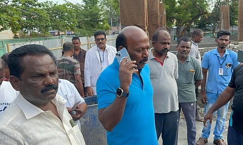 பரமக்குடி அரசு தலைமை மருத்துவமனையில் கட்டப்பட்டு வரும் புதிய கட்டிடப்பணியை ஆய்வு செய்த மருத்துவத்துறை அமைச்சர் மா.சுப்பிரமணியன்.