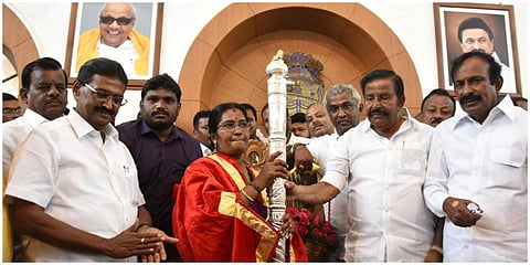 கோவை மேயர் ரங்கநாயகிக்கு செங்கோலை வழங்கிய அமைச்சர் கே.என்.நேரு உடன் அமைச்சர் முத்துசாமி உள்ளிட்டோர் | படங்கள்: ஜெ.மனோகரன்