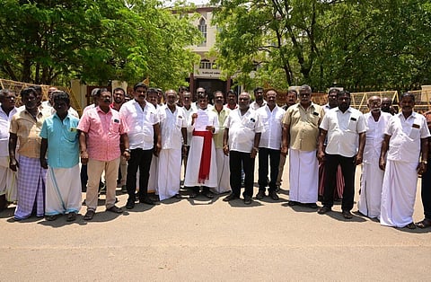 இலங்கை கடற்படையினரால் கைது செய்யப்பட்டுள்ள தூத்துக்குடி மாவட்டம் தருவைகுளம் மீனவர்கள் 22 பேரையும், அவர்களது படகுகளையும் மீட்கக் கோரி மீனவர்கள் செவ்வாய்க்கிழமை மாவட்ட ஆட்சியரிடம் மனு அளித்தனர்.