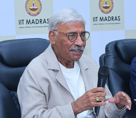 நன்கொடை வழங்கிய முன்னாள் மாணவர் கிருஷ்ணா சிவுகுலா