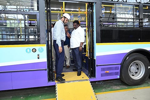 போக்குவரத்து கழகங்களுக்காக ராஜஸ்தானில் தயாராகும் புதிய தாழ்தள பேருந்துகள்: அமைச்சர் சிவசங்கர் ஆய்வு