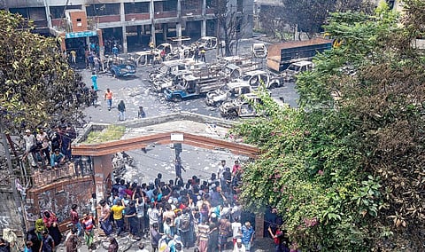 வங்கதேச தலைநகர் டாக்காவின் ஜத்ரபாரி பகுதி காவல் நிலையம் மற்றும் அங்கு இருந்த வாகனங்களை போராட்டக்காரர்கள் தீ வைத்து எரித்துள்ளனர். அந்த காவல் நிலையம் போர்க்களம் போல மாறியுள்ளது.படம்: ஏஎப்பி