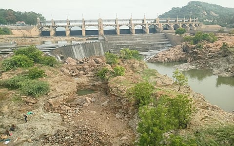 மேட்டூர் அணையின் 16 கண் மதகுகள் வழியாக உபரிநீர் வெளியேற்றம் நிறுத்தப்பட்டுள்ள நிலையில், நீரில் மூழ்கியிருந்த பாறைகள் வெளியே தெரிய தொடங்கியுள்ளன.