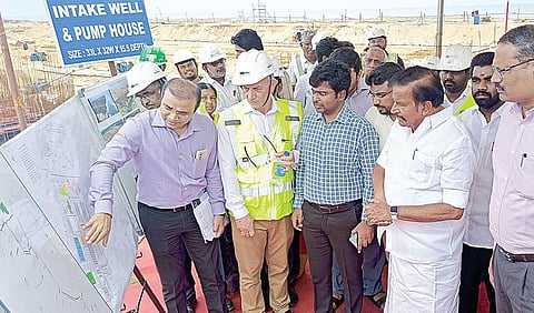 மாமல்லபுரத்தை அடுத்த பேரூர் பகுதியில் ரூ.4,077 கோடி மதிப்பில் புதிதாக அமைக்கப்பட்டு வரும் கடல்நீரை குடிநீராக்கும் ஆலையின் கட்டுமான பணிகளை நகராட்சி நிர்வாகத் துறை அமைச்சர் கே.என்.நேரு பார்வையிட்டு ஆய்வு செய்தார். உடன் அரசு அதிகாரிகள்.