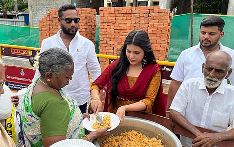 200 பேருக்கு அன்னதானம் செய்த நடிகை ஆத்மிகா