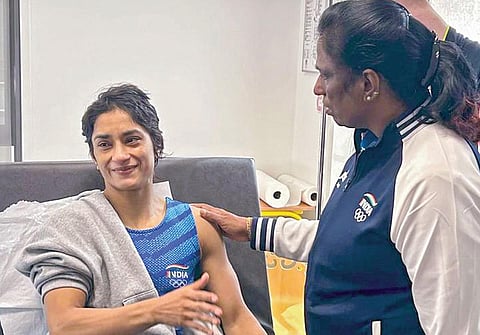 ஒலிம்பிக்கில் தகுதி நீக்கம் செய்யப்பட்ட இந்திய மல்யுத்த வீராங்கனை வினேஷ் போகத்,நீர்ச்சத்து இழப்பால் மருத்துவமனையில் சேர்க்கப்பட்டிருந்தார். அவரை, இந்திய ஒலிம்பிக் சங்கத்தின் தலைவர் பி.டி.உஷா சந்தித்து நலம் விசாரித்தார். படம்: ஏஎப்பி