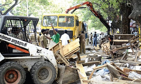 சட்டவிரோதத்தில் ஈடுபடுபவர்களா தெருவோர வியாபாரிகள்?