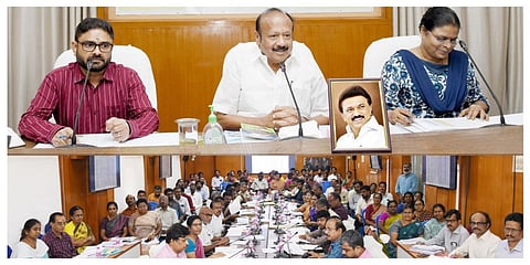 மாவட்ட வேளாண்மை துணை இயக்குநர்கள் மற்றும் விற்பனைக்குழு செயலாளர்களுடன் நடந்த கூட்டத்தில் வேளாண்மை மற்றும் உழவர் நலத்துறை அமைச்சர் எம்.ஆர்.கே.பன்னீர்செல்வம் உரையாற்றினார்.