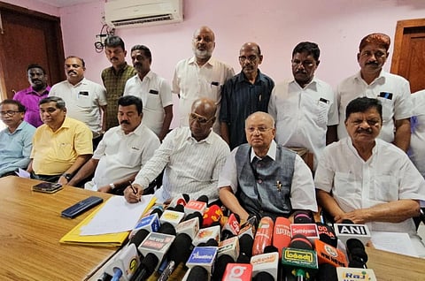 தூத்துக்குடியில் துறைமுக தொழிலாளர் சம்மேளனங்களின் கூட்டமைப்பு நிர்வாகிகள் செய்தியாளர்களுக்கு பேட்டியளித்தனர்.