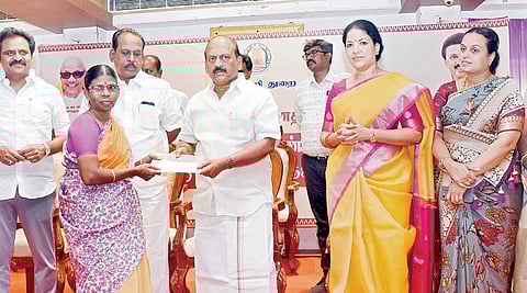 காஞ்சிபுரத்தில் குறு, சிறு மற்றும் நடுத்தர தொழில் நிறுவனங்கள் துறை அமைச்சர் தா.மோ.அன்பரசன் கைத்தறி கண்காட்சியை தொடங்கிவைத்து, நெசவாளர்களுக்கு நலத்திட்ட உதவிகளை வழங்கினார்.