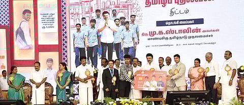 கோவை அரசு கலைக் கல்லூரி வளாகத்தில் தமிழ்ப் புதல்வன் திட்டத்தை தொடங்கி வைத்த முதல்வர் ஸ்டாலின். படம் : ஜெ.மனோகரன்.