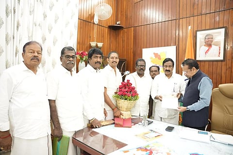 புதுச்சேரியில் உள்ளாட்சி தேர்தலை உடனடியாக நடத்த வேண்டும்: புதிய ஆளுநரிடம் அதிமுக மனு