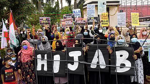 “பொட்டு வைக்க தடை விதிப்பீர்களா?” - மும்பை கல்லூரி ஹிஜாப் வழக்கில் உச்ச நீதிமன்றம் கேள்வி