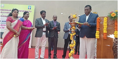 சட்டக்கல்லூரி மாணவர்களுக்கான 3 நாள் பயிலரங்கை சென்னை உயர் நீதிமன்ற நீதிபதி எஸ்.எஸ்.சுந்தர் குத்துவிளக்கேற்றி தொடங்கி வைத்தார்.