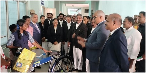 கள்ளக்குறிச்சியில் கள்ளச் சாராயத்தால் பெற்றோரை இழந்த குழந்தைகளுக்கு சைக்கிள் மற்றும் புத்தாடைகளை சென்னை உயர் நீதிமன்ற நீதிபதிகள் வழங்கினர்.