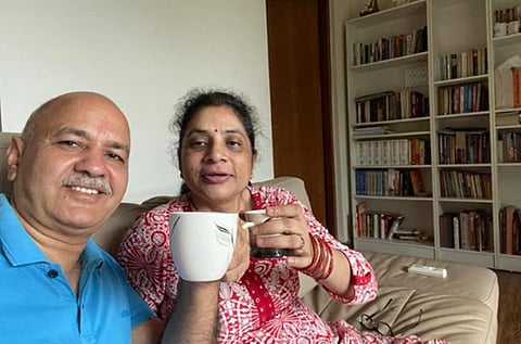 ‘சுதந்திரத்தின் முதல் காலை தேநீர்’ - மனைவியுடன் எடுத்த புகைப்படத்தைப் பகிர்ந்து மணிஷ் சிசோடியா கருத்து