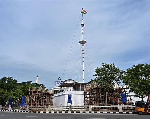 சென்னை புனித ஜார்ஜ் கோட்டையில் நடைபெற உள்ள சுதந்திர தின விழாவிற்கான ஏற்பாடுகள் முழு வீச்சில் நடந்து வருகிறது. விழா மேடை அருகே அங்கு துப்பாக்கி எந்திய போலீஸ் பாதுகாப்பு போடப்பட்டுள்ளது. பார்வையாளர்கள் பகுதியில் தடுப்புகள் அமைக்கப்பட்டள்ளது. படம்: எஸ்.சத்தியசீலன்