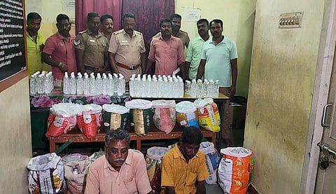 புதுச்சேரியில் 500 லிட்டர் சாராயம் பறிமுதல்: இருவரை கைது செய்தது கடலூர் போலீஸ்