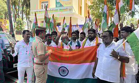 தேசிய கொடியேந்தி ஊர்வலம் செய்ய முயன்ற பாஜகவினரை போலீஸார் கைது செய்தனர்.