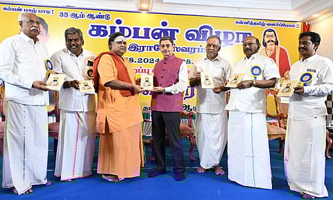 ராமேசுவரத்தில் நடைபெற்ற கம்பன் விழாவில் 'கம்பனில் இலக்கிய தாக்கம்' என்ற நூலை ஆளுநர் ஆர்.என். ரவி வெளியிட இலங்கை இ.ஜெயராஜ் முதல்பிரதியை பெற்றுக் கொண்டார். | படங்கள் எல்.பாலச்சந்தர்.