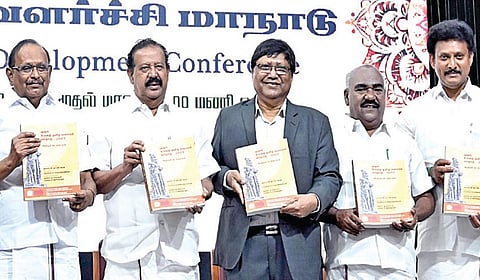 சென்னை வளர்ச்சிக் கழகம், பன்னாட்டு தமிழ்மொழி பண்பாட்டுக் கழகம், அண்ணா பல்கலைக்கழகம் இணைந்து நடத்தும் ‘இரண்டாம் உலகத் தமிழ் வளர்ச்சி மாநாடு’, கிண்டி அண்ணா பல்கலைக்கழக வளாகத்தில் நேற்று தொடங்கியது. இதில் அமைச்சர் க.பொன்முடி மாநாட்டு மலரை வெளியிட்டார். உடன் அமைச்சர்கள் எஸ்.ரகுபதி, செஞ்சி மஸ்தான், அன்பில் மகேஸ் , துணைவேந்தர் ரா.வேல்ராஜ், விஐடி பல்கலைக்கழக வேந்தர் கோ .விசுவநாதன், சென்னை வளர்ச்சிக் கழக தலைவர் வி.ஆர்.எஸ்.சம்ப த் உள்ளிட்டோர். | படம்: எஸ்.சத்தியசீலன் |