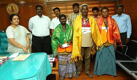 மதுரை | குப்பைத் தொட்டியில் கிடந்த ரூ.10 ஆயிரம்: உரியவரிடம் ஒப்படைத்து நெகிழவைத்த தூய்மைப் பணியாளர்கள்