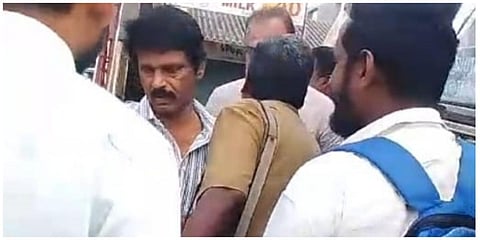 கடலூர் அருகே பெரியகங்கணாங்குப்பம் பகுதியில் தனியார் பேருந்து ஓட்டுநரிடம் வாக்குவாதத்தில் ஈடுபட்ட இயக்குனர் சேரன்.