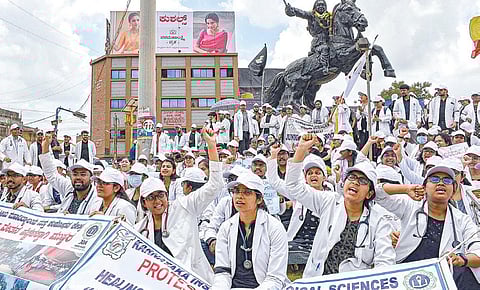 மேற்கு வங்கத்தில் பெண் மருத்துவர் கொல்லப்பட்டதை கண்டித்து கர்நாடக மாநிலம் ஹூப்ளியில் ஆர்ப்பாட்டம் நடத்திய மருத்துவர்கள். படம்: பிடிஐ
