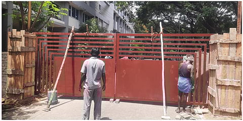 மதுரை மாநகராட்சி மேயர், ஆணையர் அலுலகத்துக்குள் போராட்டக்காரர்கள் நுழைவதைத் தடுக்க அமைக்கப்பட்டுள்ள இரும்பு கேட்