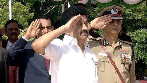 முதல்வர் மு க ஸ்டாலின் தேசிய கொடியை ஏற்றினார்.