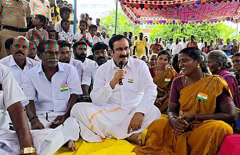 திண்டிவனம் அருகே கீழ் சிவிரி கிராமத்தில் நடைபெற்ற கிராம சபைக்கூட்டத்தில் பாமக தலைவர் அன்புமணி ராமதாஸ் கலந்துகொண்டு பொதுமக்களிடம் கலந்துரையாடினார்.