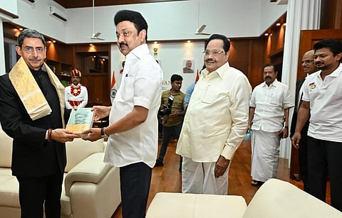 ஆளுநர் ஆர்.என்.ரவி தேநீர் விருந்து: முதல்வர் ஸ்டாலின், அமைச்சர்கள் பங்கேற்பு!