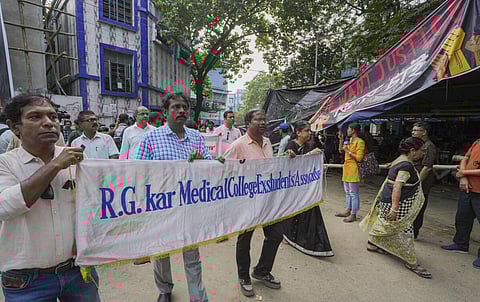 ஆர்.ஜி மருத்துவமனை வளாகத்தில் போராட்டத்தில் ஈடுபட்ட மருத்துவக் கல்லூரியின் முன்னாள் மாணவர்கள்