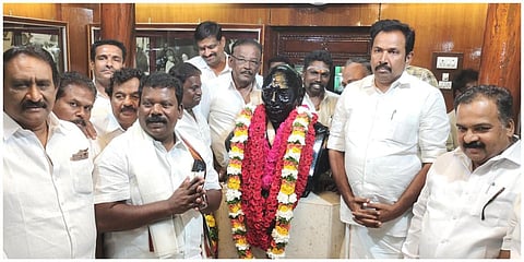 விருதுநகரில் உள்ள காமராஜர் இல்லத்தில் உள்ள அவரது சிலைக்கு தமிழ்நாடு காங்கிரஸ் தலைவர் செல்வப்பெருந்தகை மாலை அணிவித்து மரியாதை செலுத்தினார்.