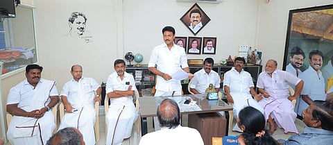 திருச்சி தெற்கு மாவட்ட திமுக செயற்குழு கூட்டத்தில் மாவட்ட செயலாளர் அமைச்சர் அன்பில் மகேஸ் பொய்யாமொழி பேசினார். அருகில் மாநகர செயலாளர் மதிவாணன் மற்றும் நிர்வாகிகள் உள்ளனர்.