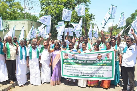 கோவை காரமடை, பொள்ளாச்சி ஆகிய இரு இடங்களில் விவசாயிகள் டிராக்டர் பேரணி நடத்த காவல்துறை ஆய்வாளர்கள் அனுமதி மறுத்து விவசாயிகளை துன்புறுத்தியதை கண்டித்து கட்சி சார்பற்ற ஐக்கிய விவசாயிகள் சங்கம் எஸ்கேபி(என்பி) சார்பில், கோவை செஞ்சிலுவை சங்கம் அருகே ஆர்ப்பாட்டம் இன்று நடந்தது.