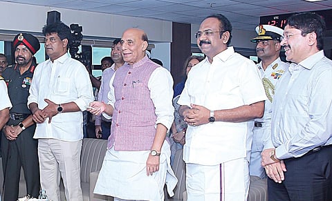 சென்னையில் புதிதாக கட்டப்பட்டுள்ள அதிநவீன இந்திய கடலோர காவல்படை கடல்சார் மீட்பு ஒருங்கிணைப்பு மைய கட்டிடத்தை பாதுகாப்புத் துறை அமைச்சர் ராஜ்நாத் சிங் நேற்று திறந்து வைத்து பார்வையிட்டார். உடன் இந்திய கடலோர காவல்படையின் கிழக்குப் பிராந்திய தளபதி ஐ.ஜி. டோனி மைக்கேல், அமைச்சர் தங்கம் தென்னரசு, எம்.பி.க்கள் தயாநிதி மாறன் , கலாநிதி வீராசாமி உள்ளிட்டோர்.