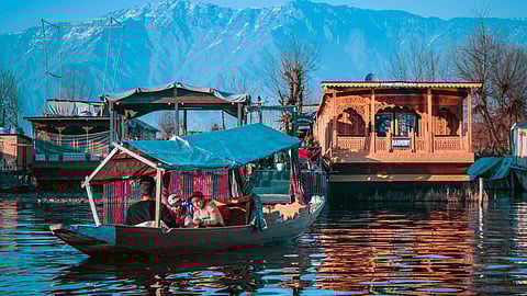 ஜம்மு காஷ்மீரில் பேரவைத் தேர்தல்: தால் ஏரியின் மிதக்கும் வீட்டில் அமையும் வாக்குச்சாவடிகள்