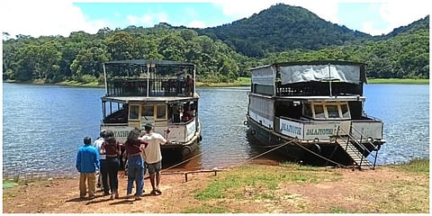 தேக்கடியில் குறைவான எண்ணிக்கையில் படகு சவாரி செல்லும் சுற்றுலா பயணிகள்