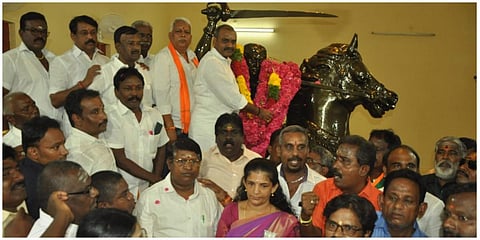 பாளையங்கோட்டையில் ஒண்டிவீரன் சிலைக்கு மத்திய இணையமைச்சர் முருகன் மாலை அணிவித்து மரியாதை செலுத்தினார்