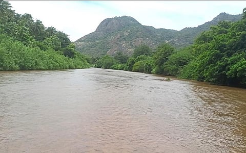 தொடர் மழையினால் மூலவைகையில் ஏற்பட்ட வெள்ளப்பெருக்கு. இடம்: அய்யனார்புரம் | படம்: என்.கணேஷ்ராஜ்.