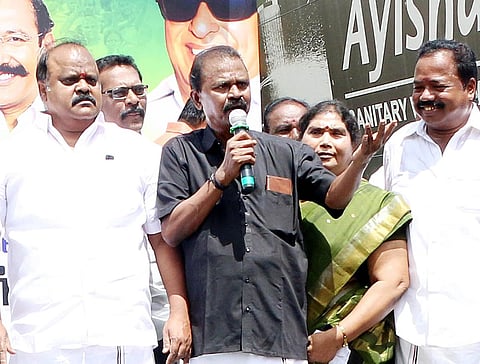 ஆர்ப்பாட்டத்தில் பேசிய காந்திமார்க்கெட் பகுதிச் செயலாளர் சுரேஷ்குப்தா.