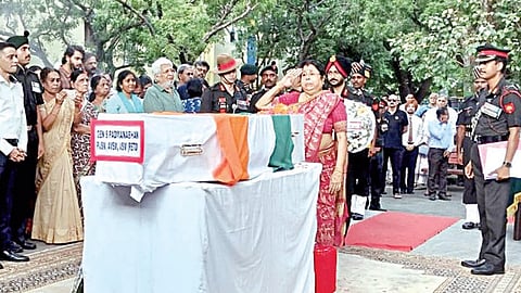 இந்திய ராணுவத்தின் முன்னாள் தலைமை தளபதி சுந்தரராஜன் பத்மநாபன் உடல் பெசன்ட் நகர் மின்மயானத்தில் தகனம் செய்யப்பட்டது. உடலுக்கு அவரது மனைவி ரூபா இறுதி அஞ்சலி செலுத்தினார்.