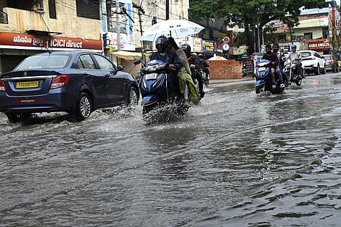 ஹைதராபாத்தில் பலத்த மழை: ஒருவர் உயிரிழப்பு