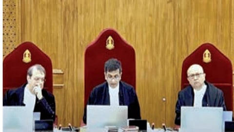 உச்ச நீதிமன்ற தலைமை நீதிபதி சந்திரசூட் அமர்வில் பெண் மருத்துவர் கொலை வழக்கு விசாரணை நேற்று நடந்தது. உடன் நீதிபதிகள் பர்திவாலா, மனோஜ் மிஸ்ரா. படம்: பிடிஐ