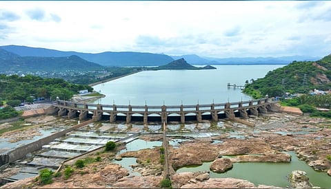 மேட்டூர் அணை நீர்மட்டம் 119.76 அடியாக உள்ள நிலையில், கடல்போல் காட்சியளிக்கிறது.