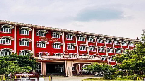 பூந்தமல்லி நீதிமன்றத்தில் போலீஸ்காரர் மீது தாக்குதல்: வழக்கறிஞர் மீது வழக்கு பதிவு