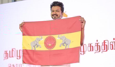 தவெக கொடியை அறிமுகம் செய்தார் விஜய்