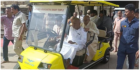 திருச்சி ஸ்ரீரங்கம் ரங்கநாதர் கோயிலில் முன்னாள் பிரதமர் தேவகவுடா பேட்டரி காரில் சென்று தரிசனம் செய்தார் | படம்: ர.செல்வமுத்துகுமார்