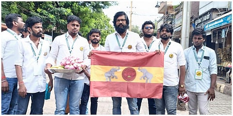 நடிகர் விஜய்யின் தவெக கட்சியின் கொடியை மதுரை மீனாட்சி அம்மன் கோயிலில் வைத்து அவரது கட்சியினர் சிறப்பு வழிபாடு நடத்தினர்.